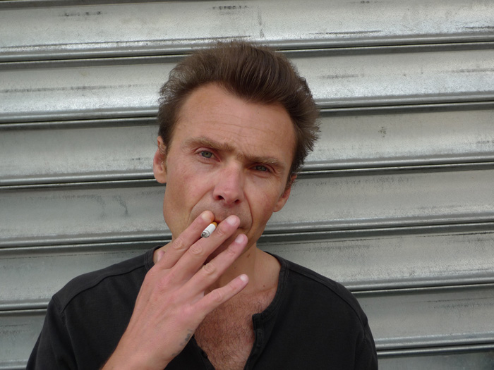 Dimitri Bortnikov se livre aux joies de la lecture de "Repas de morts", devant vous, aux Cahiers de Colette